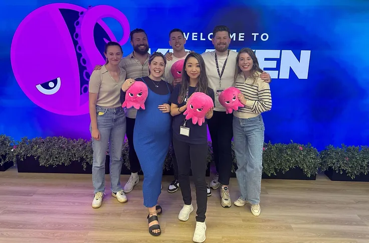 KrakenのAPACタレントリードである鈴木さん（前列右）にお話をお伺いしました。