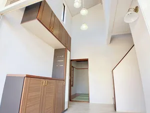 The entrance hall.